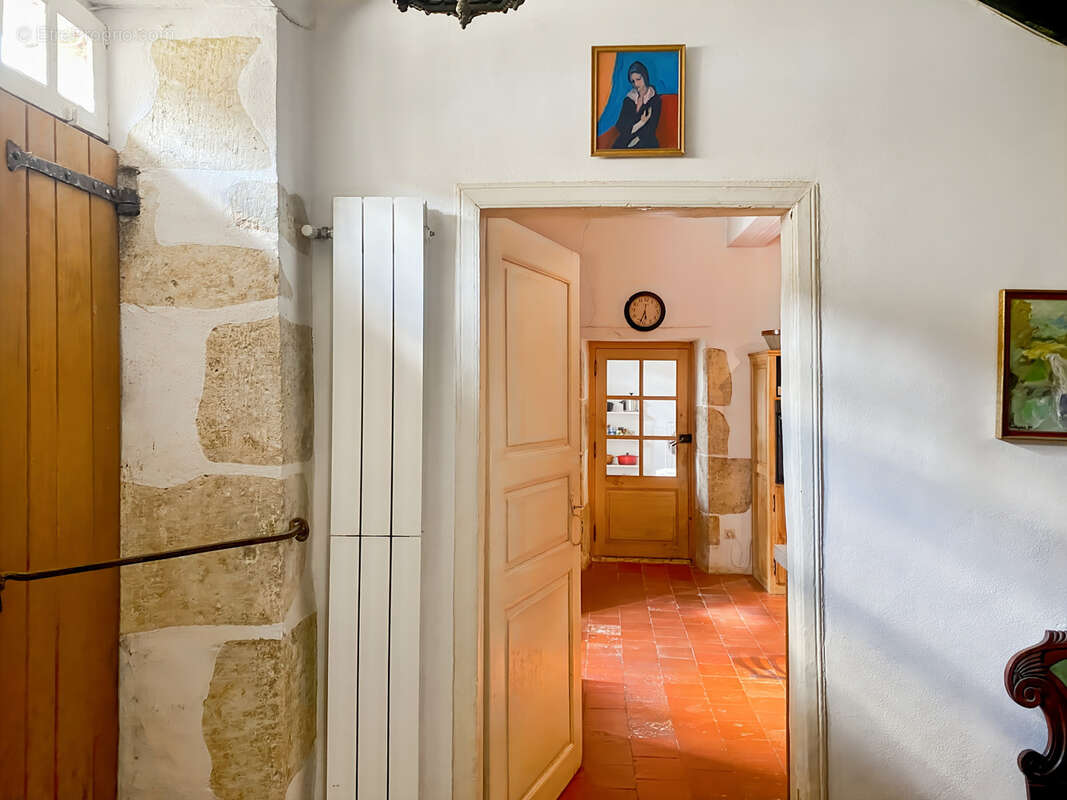 À Vendre – Maison de village en pierre (6 pièces) de 227 m² à Bazian (Gers) avec cour et jardinet - photo 7