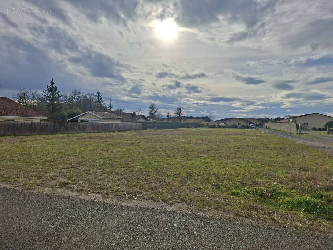 Terrain à PONTONX-SUR-L'ADOUR