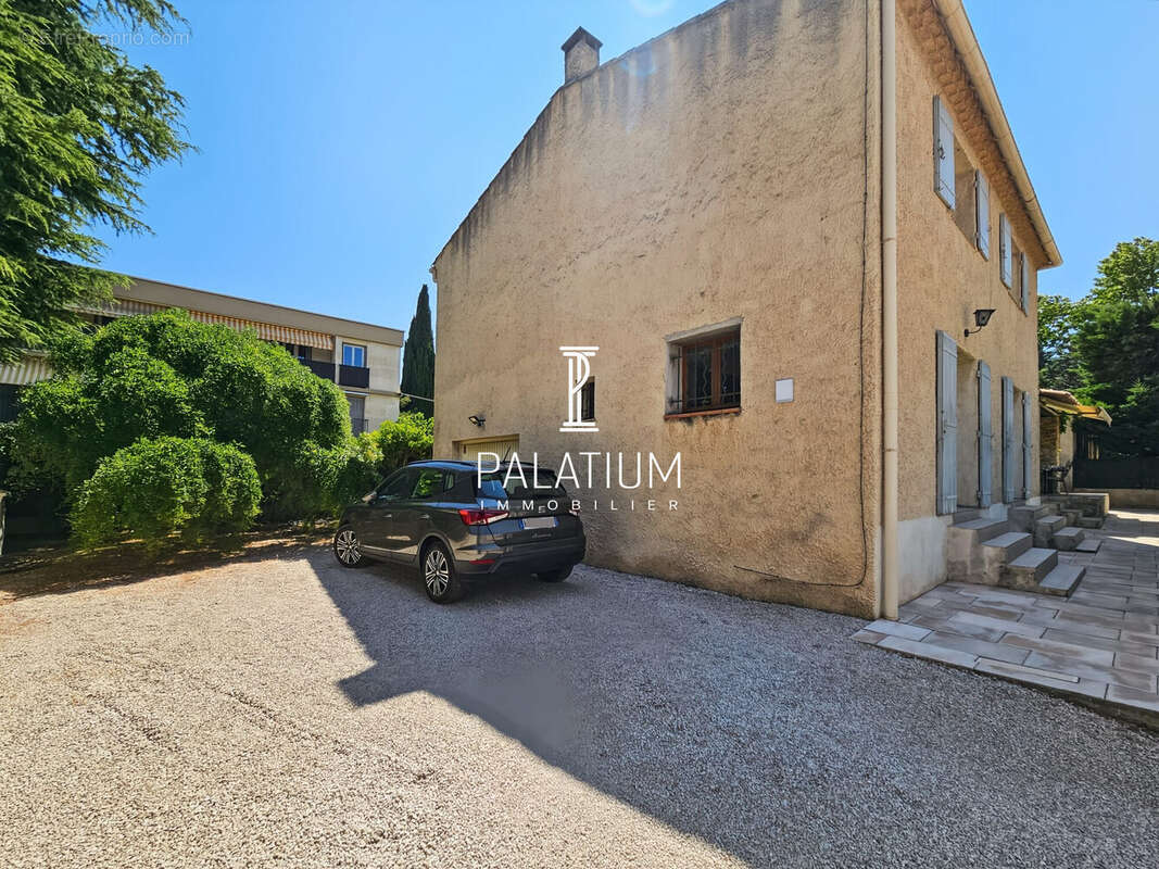 Maison 167 m² à Arles  - photo 2