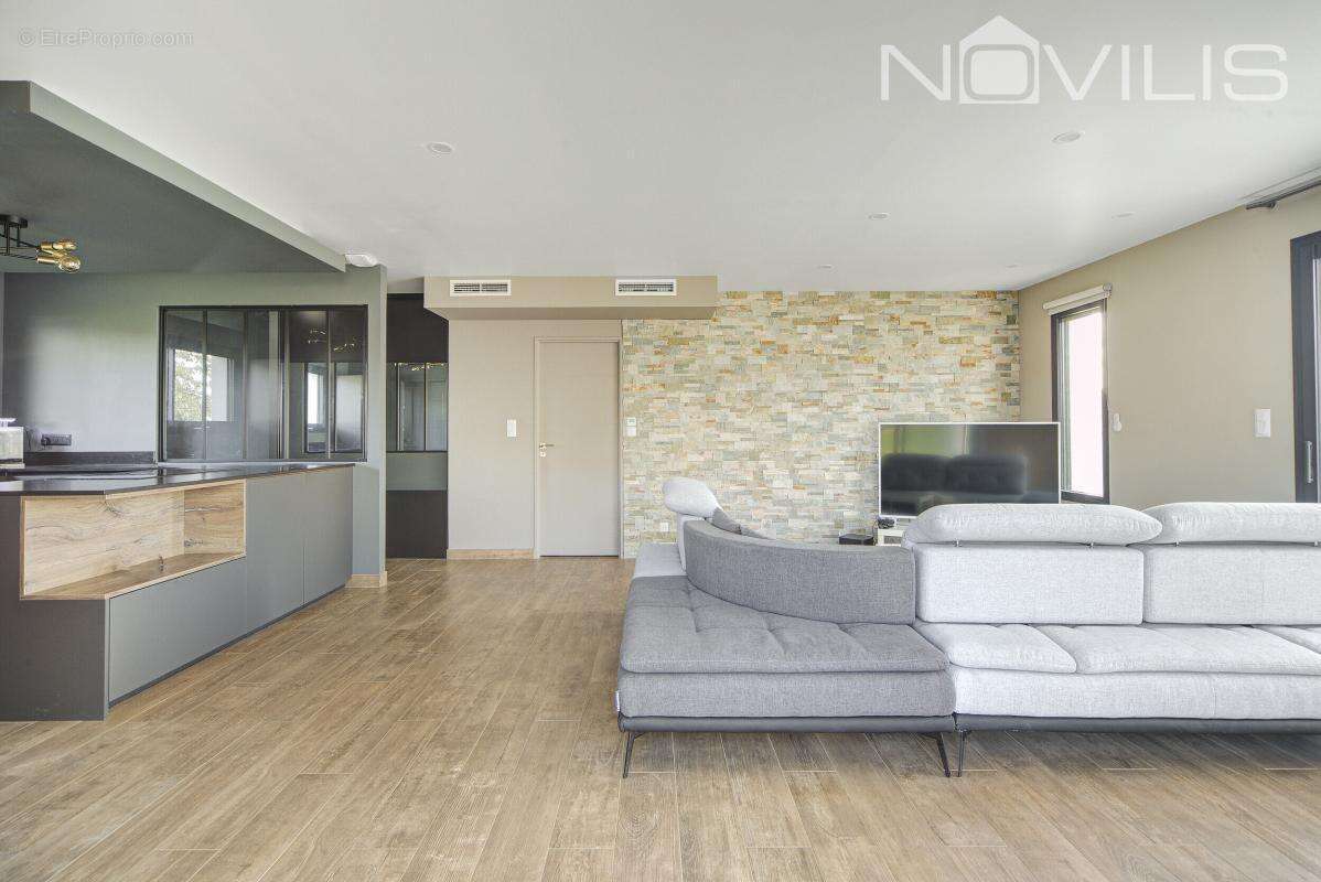 Maison à SAINTE-FOY-DE-PEYROLIERES