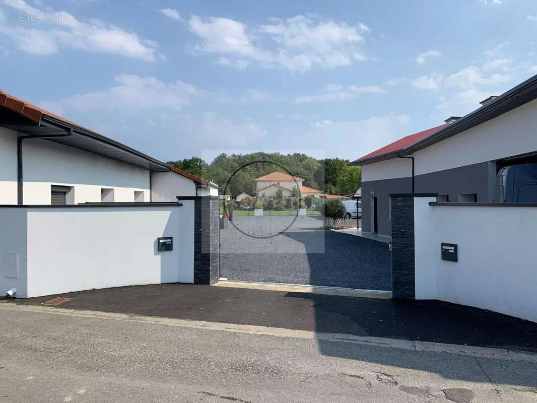 Maison 300 m² à Orleix  - photo 2