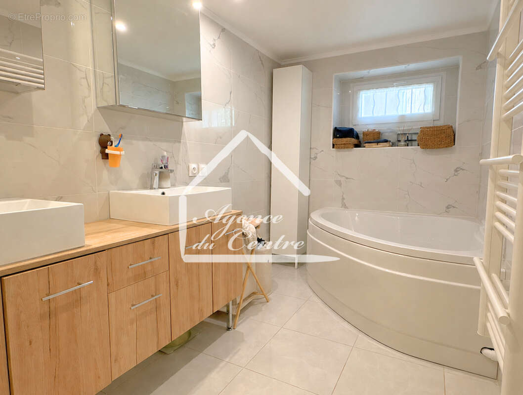 Maison rénovée de 115 m² - photo 6