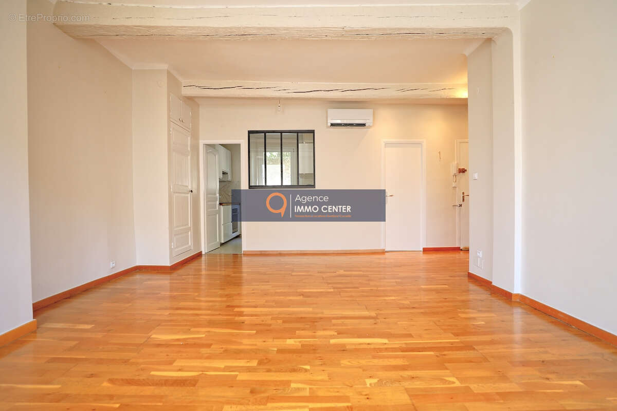Hyères Centre Ville - Superbe appartement T4 Haussmannien rénové de 92 m2 - photo 3