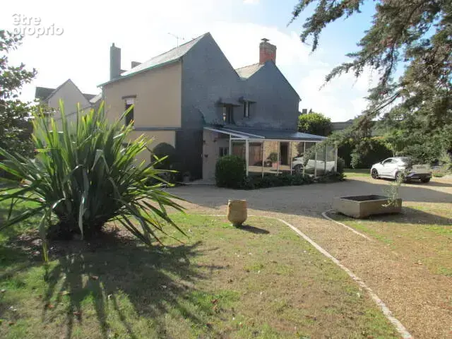 Au cœur du bourg de la Meilleraye de Bretagne, Belle propriété familiale de 200 m² - photo 2