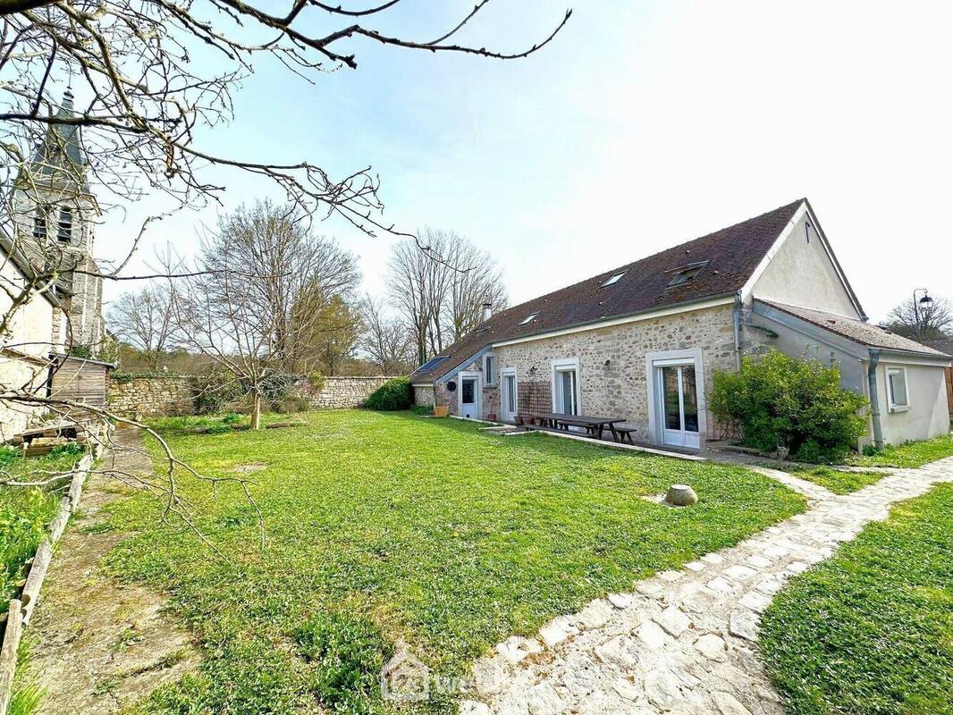 Le jardin entièrement clos et sans vis-à-vis de 655 m² vous permettra de profiter pleinement des extérieurs.
