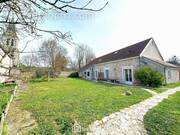 Le jardin entièrement clos et sans vis-à-vis de 655 m² vous permettra de profiter pleinement des extérieurs. - Maison à BARBIZON