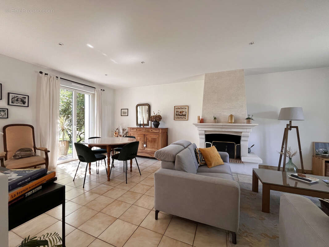 Maison à SAINT-ETIENNE-DE-MONTLUC