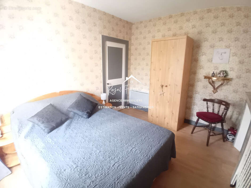 Etage : Chambre 1  - Maison à DESCARTES