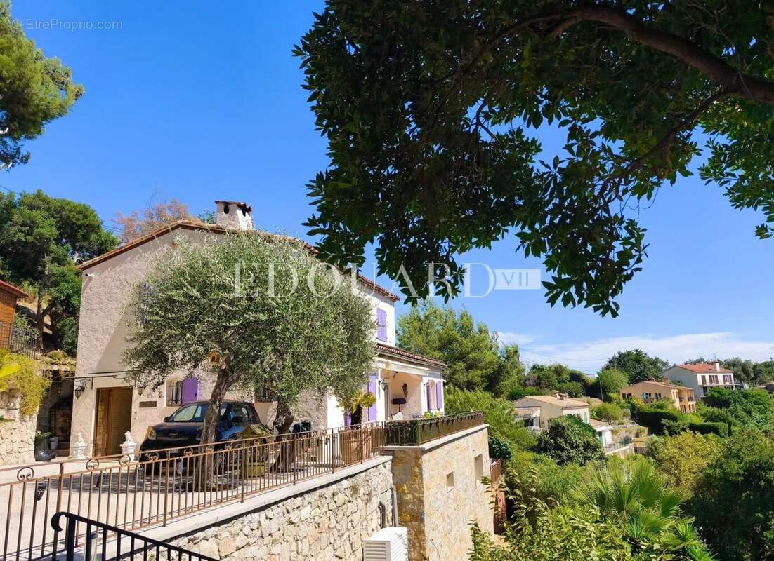 Splendide propriété de 300 m² en excellent état avec home cinéma, superbe piscine et pool house - photo 31