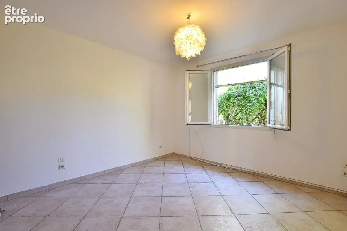 Villa de plain-pied avec piscine et appartement indépendant au calme - photo 11