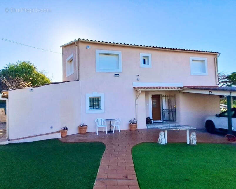 Maison à LA ROQUETTE-SUR-SIAGNE