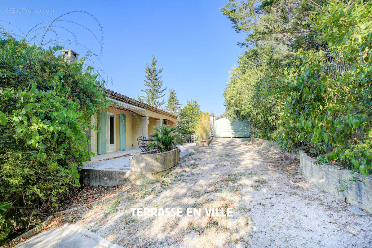 Peypin - villa t6 - 160 m2 - terrain 2000 m2 - piscine- garage - 599 000 € - photo 2