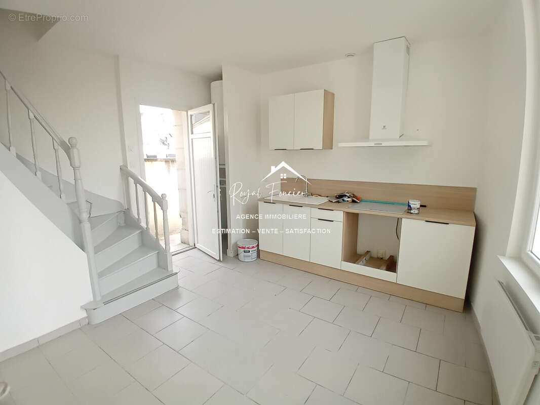 Cusine A et semi équipée - Maison à CHATELLERAULT