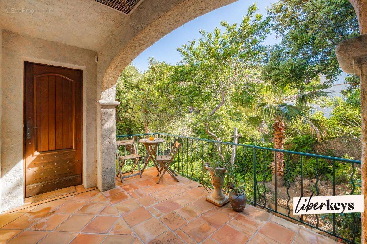 Appartement à ROQUEBRUNE-SUR-ARGENS
