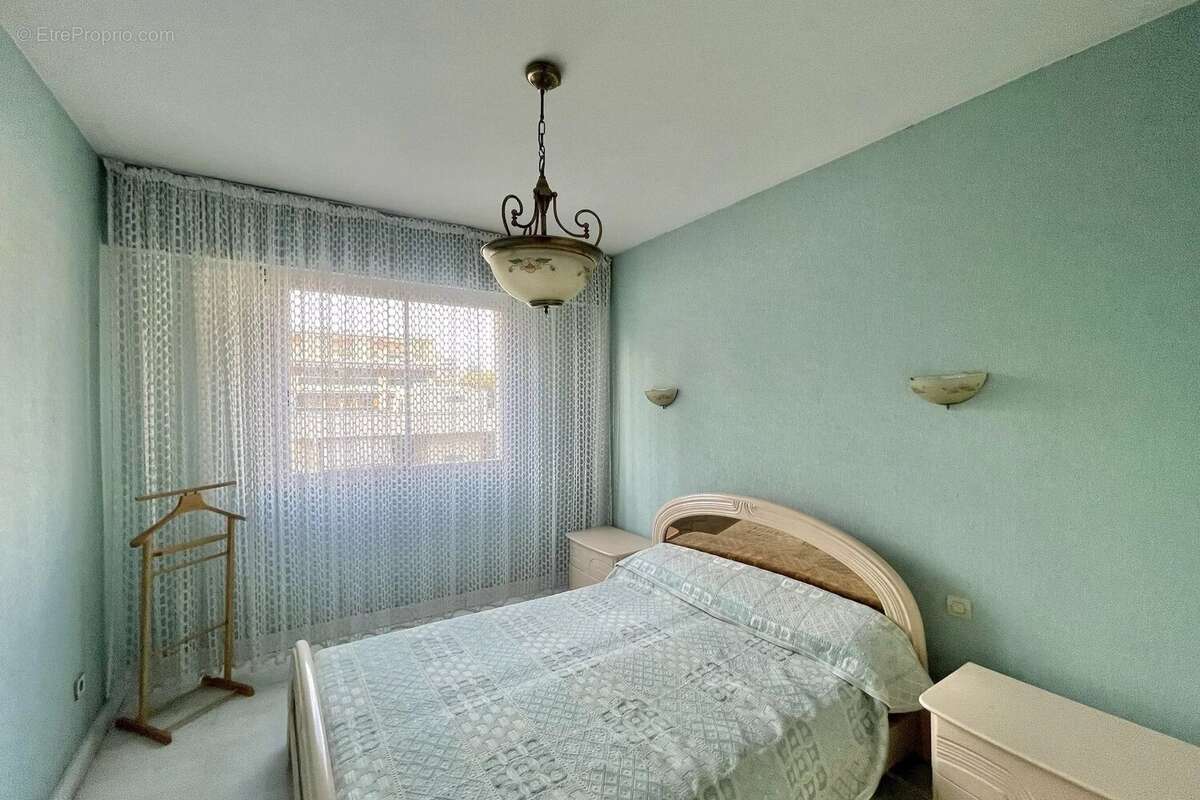 Appartement à SAINT-LAURENT-DU-VAR