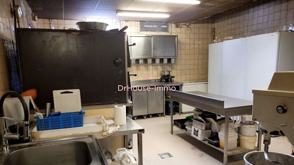 Commerce à CHATEAUNEUF-LES-MARTIGUES