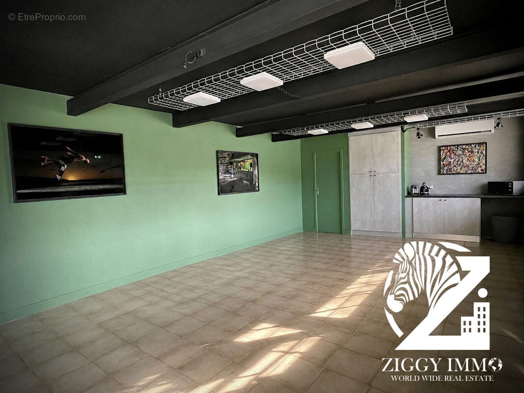 Commerce 173 m² à Baie-Mahault  - photo 2