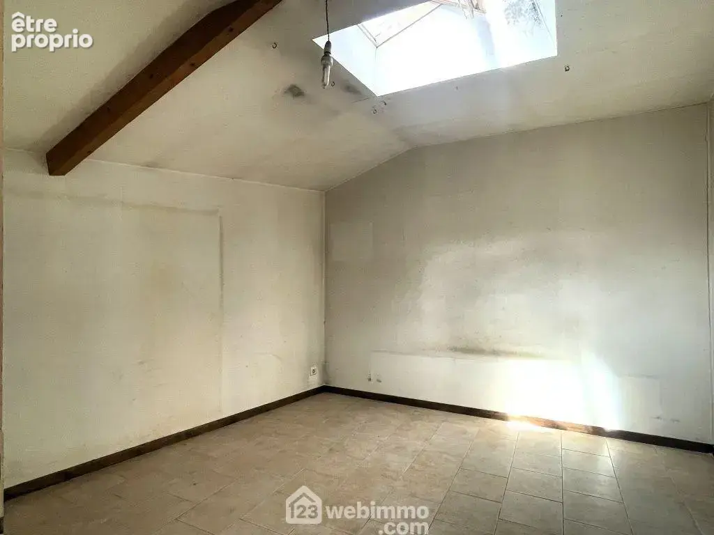 De l'autre coté de la cuisine, un dégagement dessert la chambre de 12 m2,