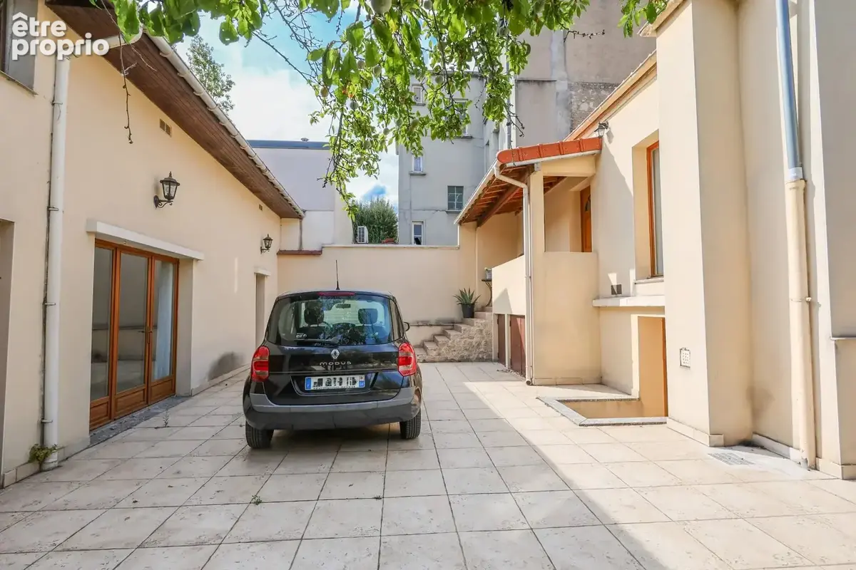 À deux pas du plateau de Gentilly, découvrez un ensemble immobilier rare composé de deux maisons indépendantes sur une même parc - photo 2