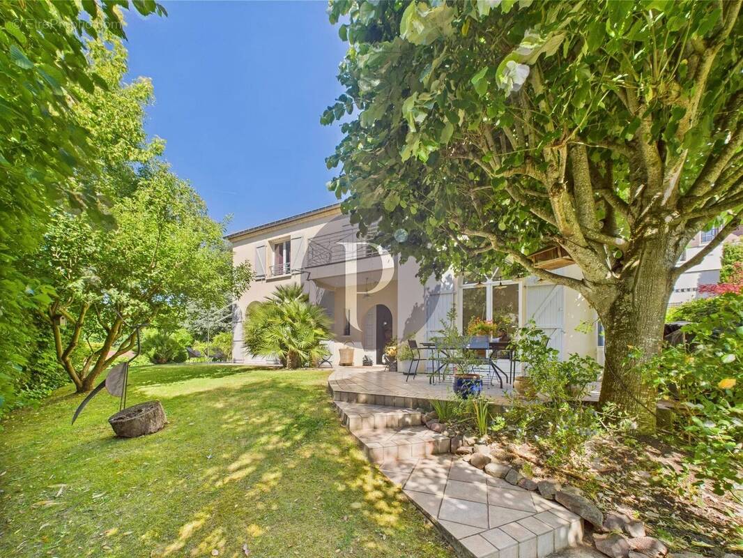 Maison à VERRIERES-LE-BUISSON