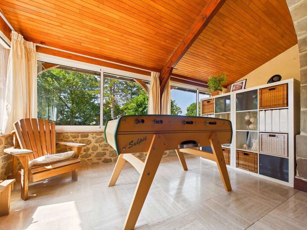 Jolie maison en pierre avec 4 chambres, un grand garage et un abri voiture. - photo 7