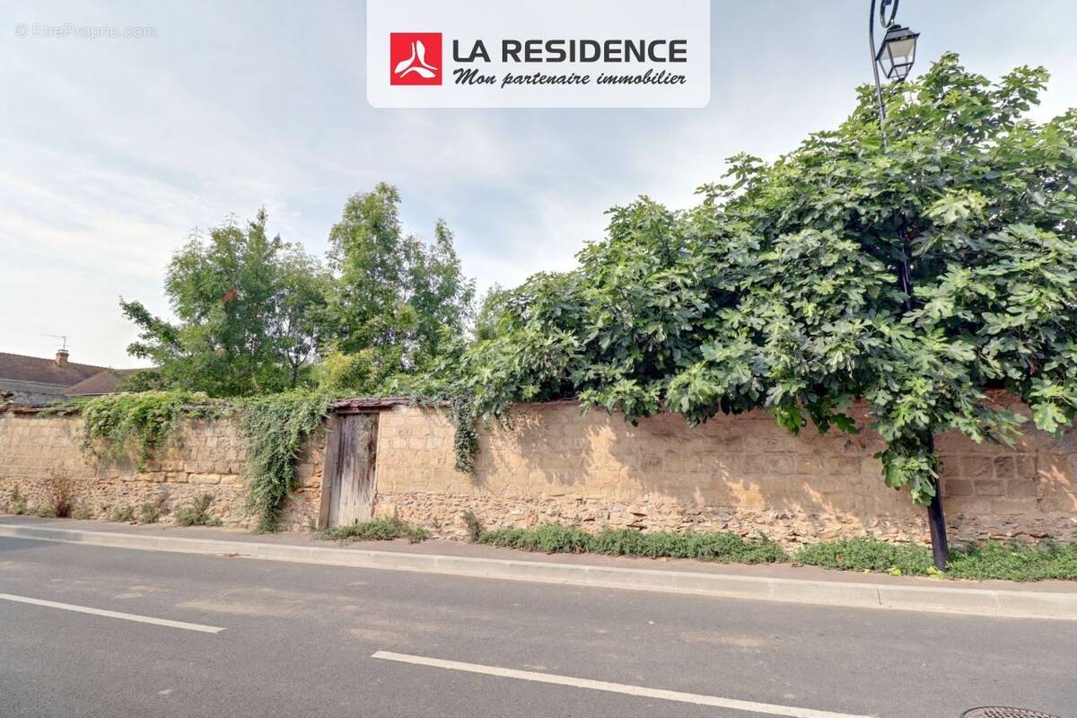 Terrain à JOUY-LE-MOUTIER