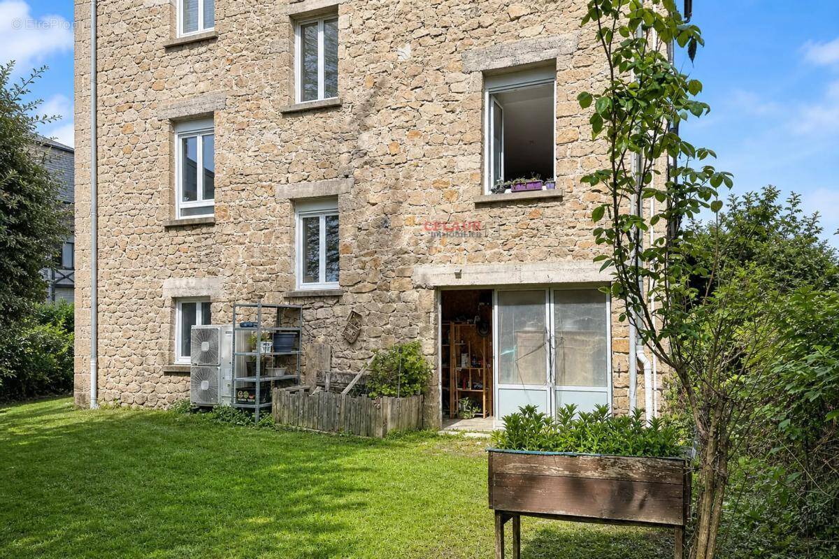 Maison à MONTAIGNAC-SAINT-HIPPOLYTE
