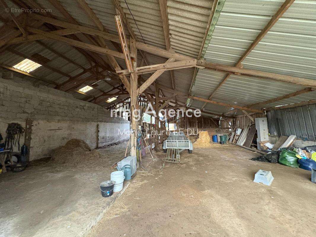 Maison de caractere avec dépendances sur terrain 18500m² environ - photo 11