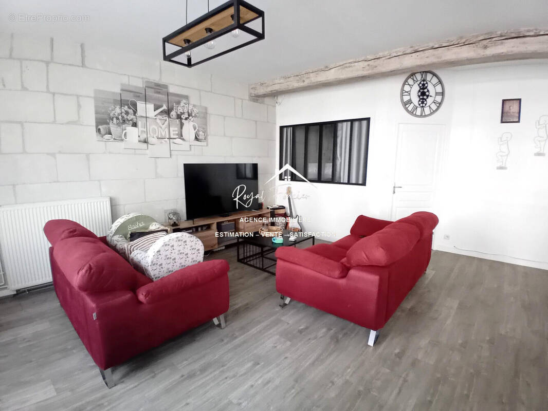 RDC : une belle pièce de vie de 70 m2 avec sa cuisine A et E  - Maison à CHATELLERAULT