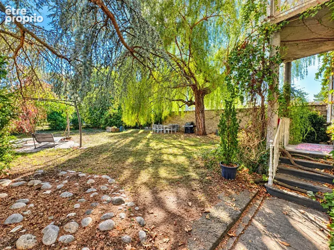 Maison de maître avec piscine et terrain arboré de 1 600 m² - photo 18