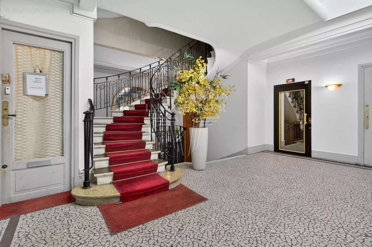 Appartement à PARIS-16E