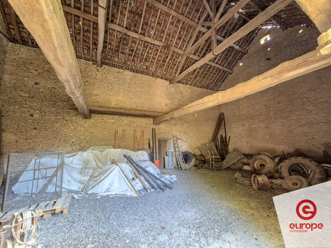 Ancienne ferme avec grange et hangar sur terrain de 4,6ha - photo 7