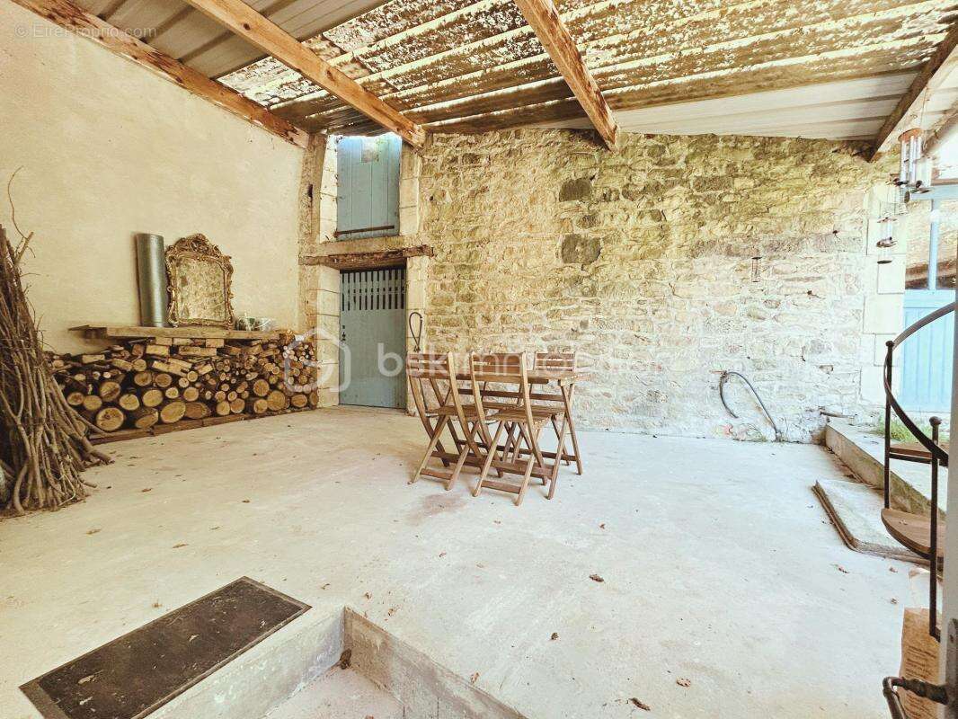 Maison à VILLAINES-LES-ROCHERS