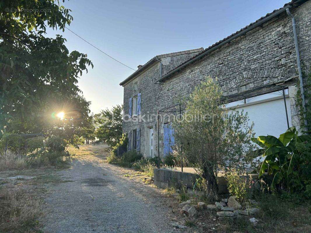 Maison à AUNAC