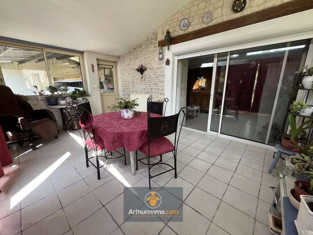 Maison à SAINT-CYR-DU-DORET