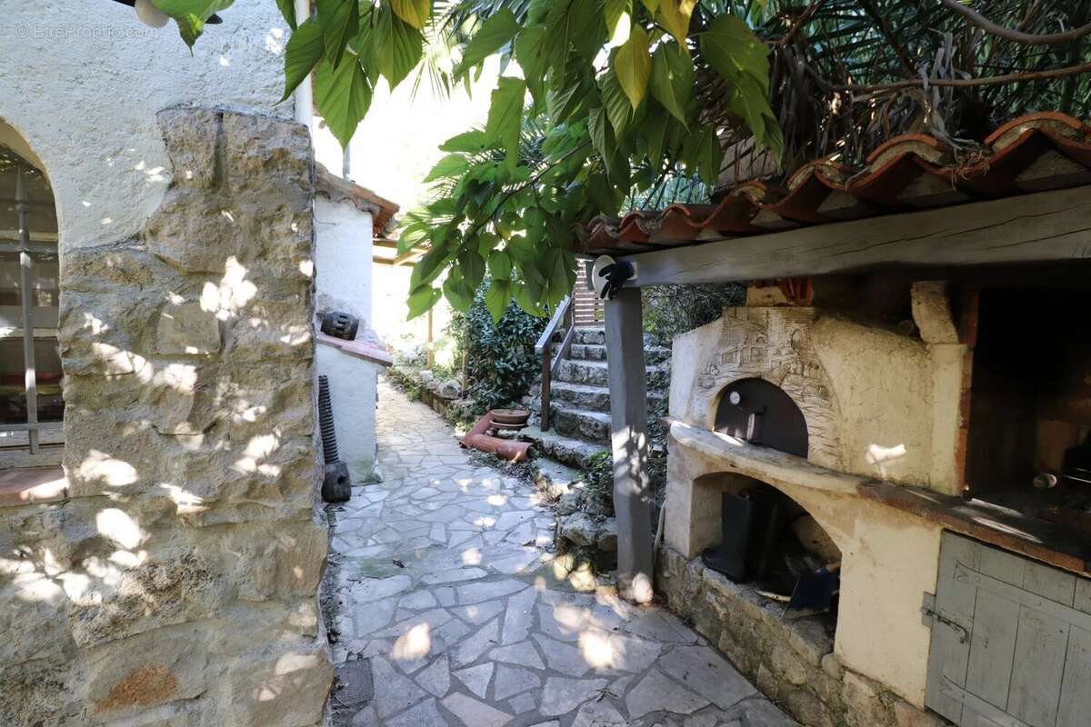 Maison à TOURRETTES-SUR-LOUP