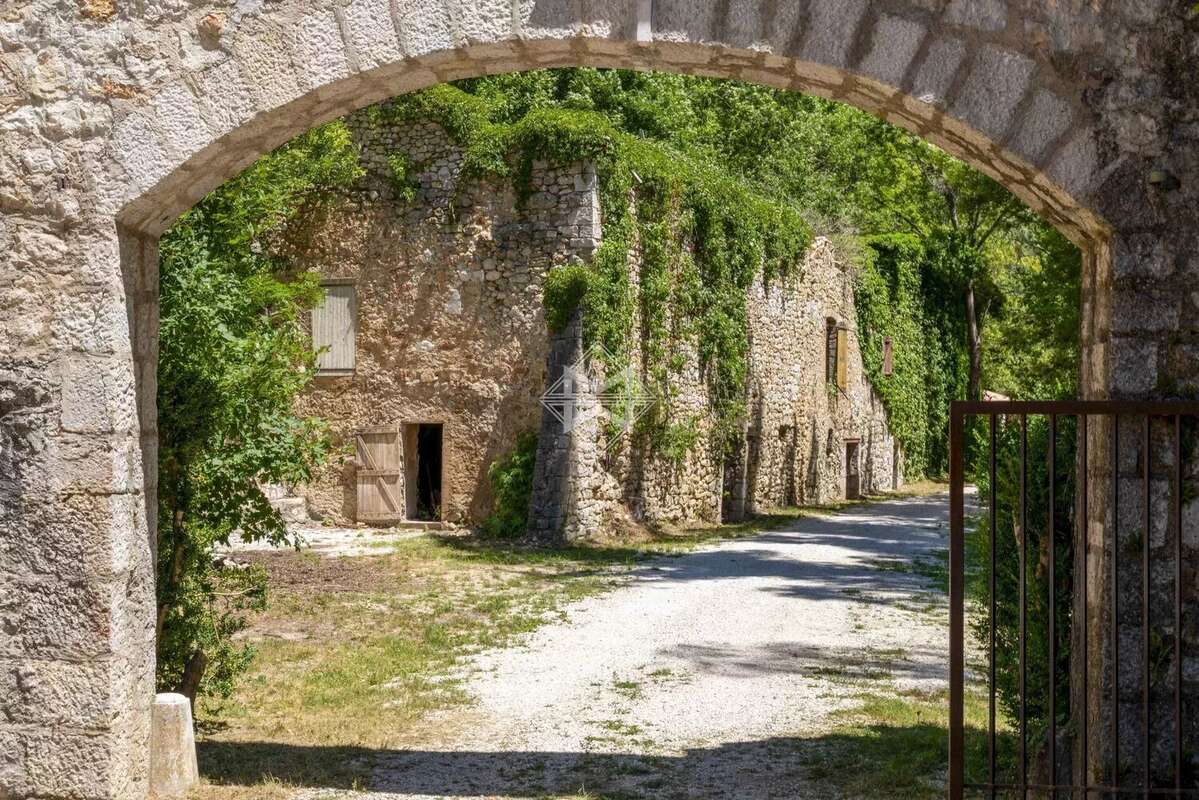 Exclusivité. Château du XVIe siècle – Domaine d'exception de 18 hectares au cœur de l'arrière-pays grassois - photo 17