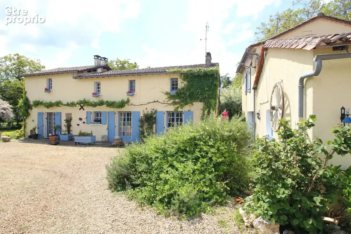 En bordure de village, maison indépendante de quatre chambres avec deux gîtes de deux chambres, grand jardin et piscine - photo 10