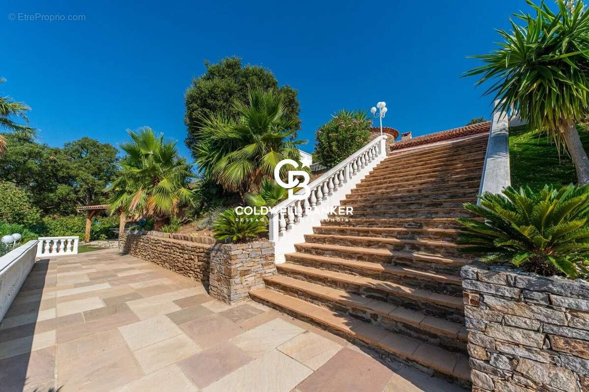 Villa de plain-pied avec panorama exceptionnel sur la Méditerranée - photo 17