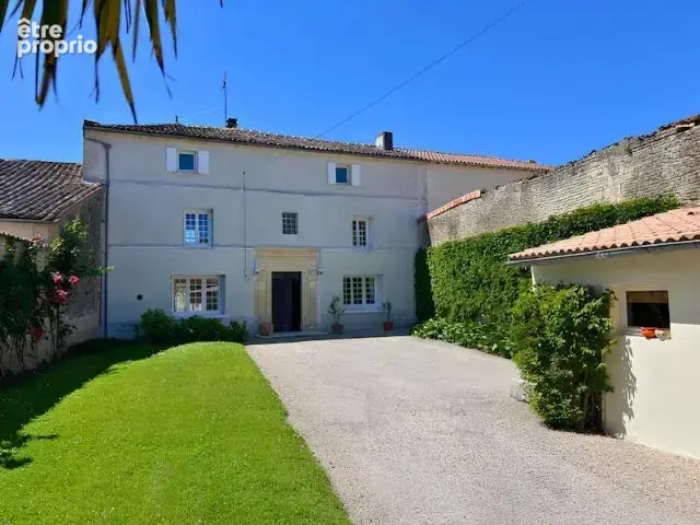 À Cherves-Richemont, MAISON DE CARACTERE avec magnifique jardin arboré et terrain supplémentaire de 900 m2 - photo 18