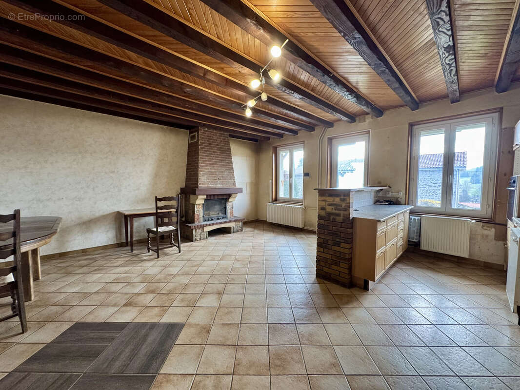 Maison à SAINT-JUST-MALMONT