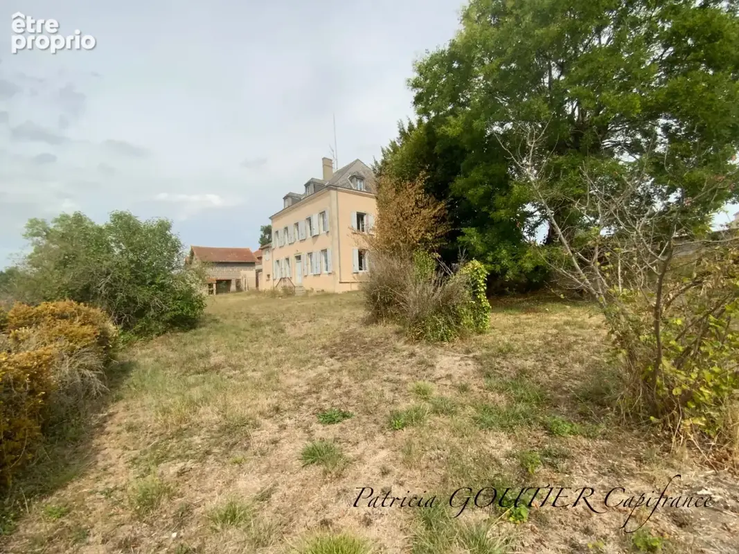 A  saint forgeux lespinasse (42) maison de caractere de 200 m2 avec dependances et terrain clos de 8400m2 - photo 9