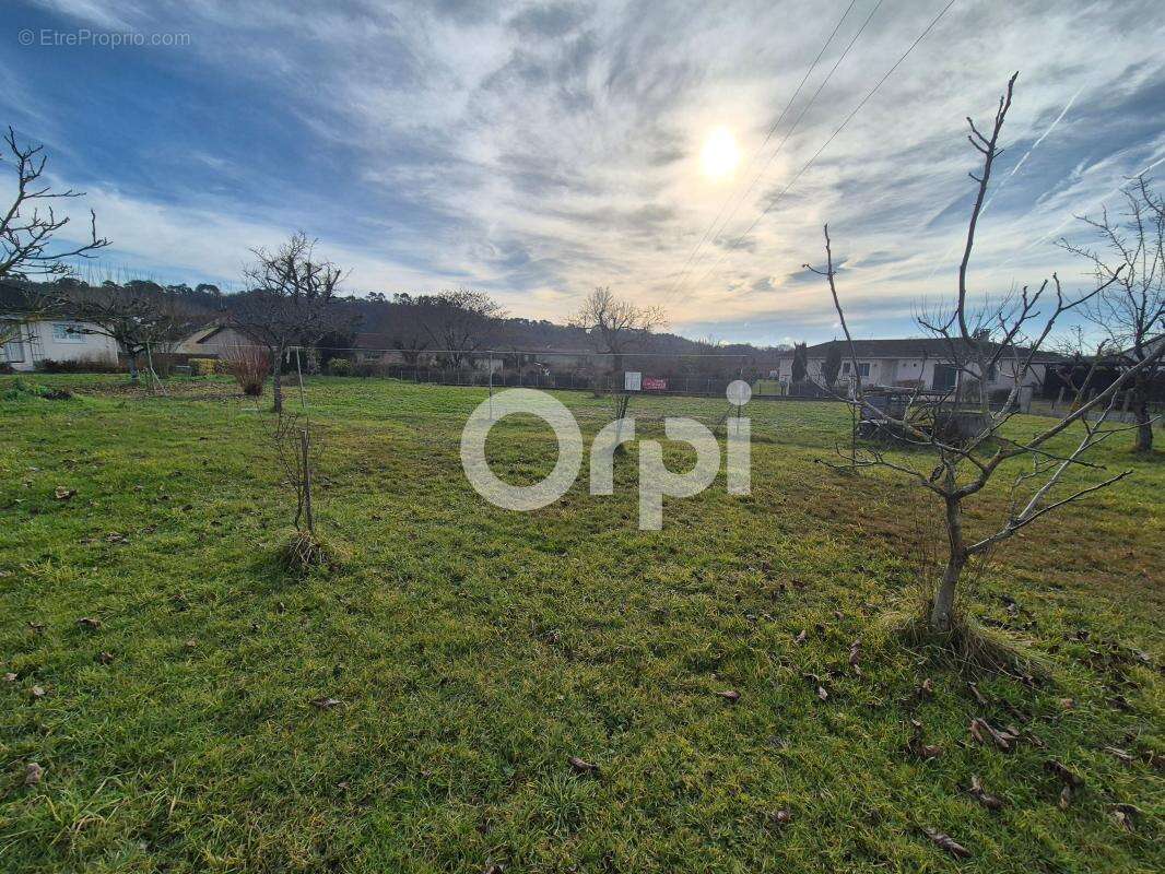 Terrain à SAINT-LEON-SUR-L'ISLE