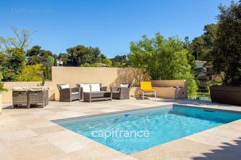 Marseille 11ème La Valentine/St Menet, Maison de 300m2 sur un Terrain de 2700m2 avec deux piscines, dépendances et garages - photo 15