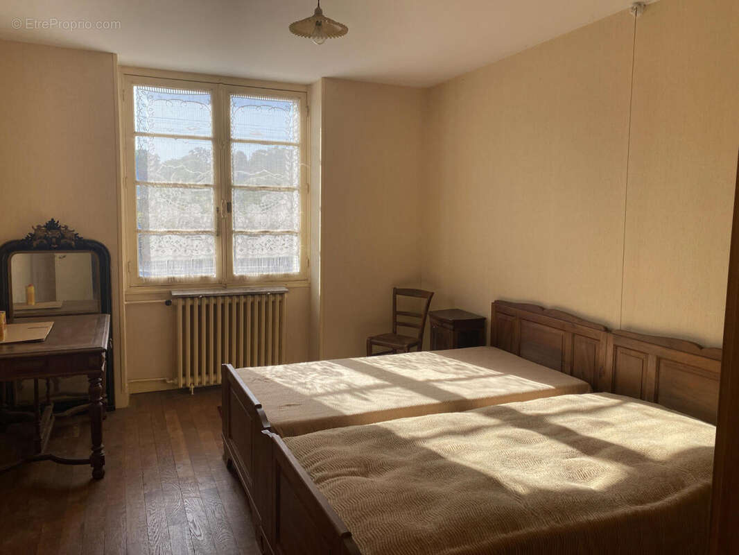 Maison de ville avec dépendances et jardin. Commerces à pied. Affaire rare. - photo 9