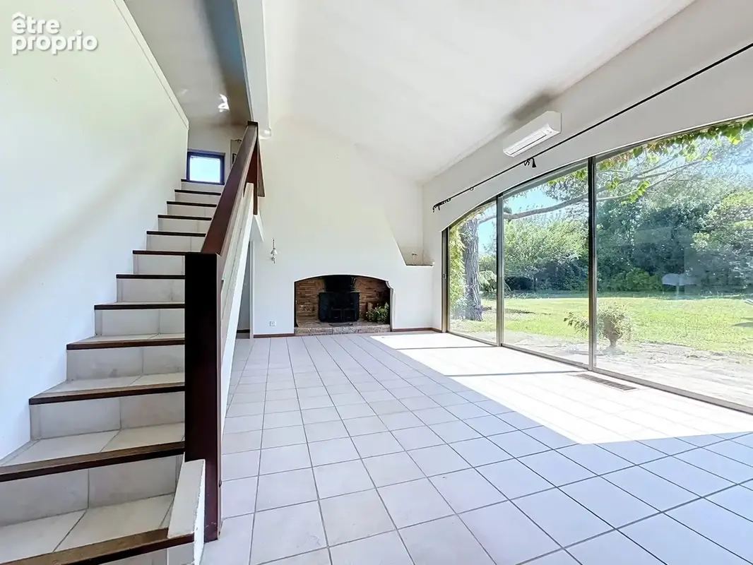 Mougins – Vue imprenable sur le vieux village – Villa 235 m² sur 3 500 m² de terrain plat, piscine et dépendance - photo 9