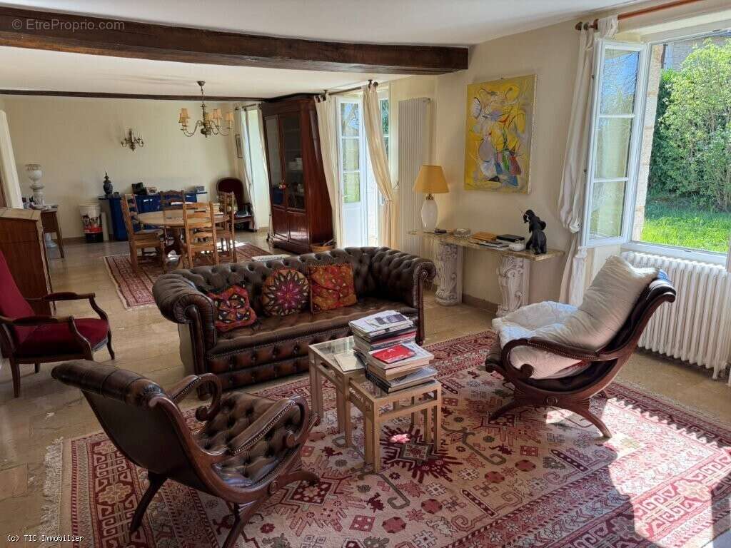 À Deux Pas De Nanteuil-En-Vallée, Superbe Longère En Pierre De 1836 Pleine De Charme - photo 5