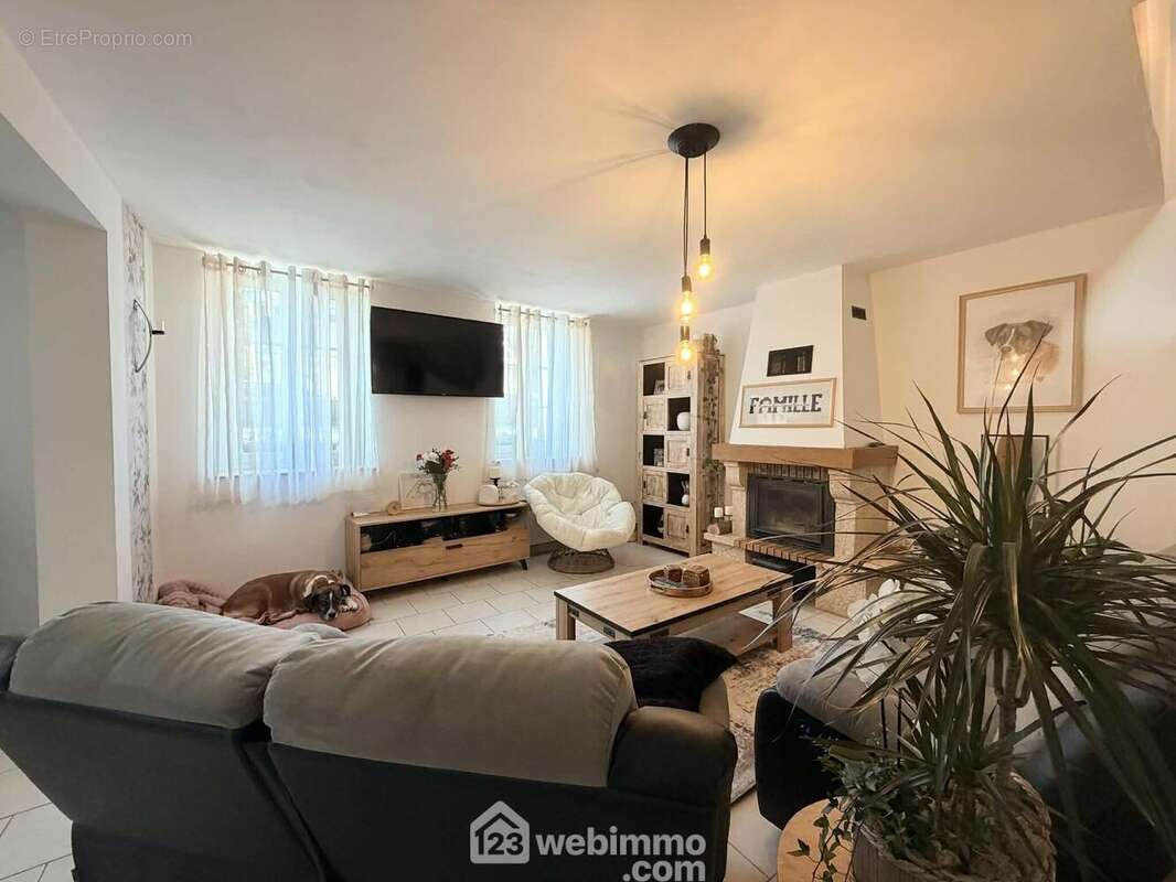 Vous apprécierez la cheminée pour vos soirées d'hiver !