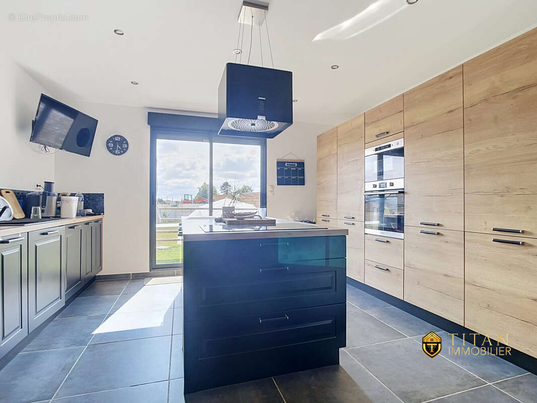 MAISON FAMILIALE SEMI PLAIN-PIED DE 166M², 4 CHAMBRES AVEC JARDIN SUD-OUEST ET GARAGE - AUDRUICQ 62370