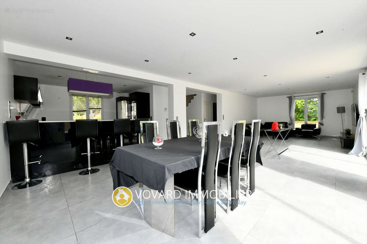 Maison familiale de 179 m2 avec 5 chambres, garage et sous-sol total de 92 m2 - photo 3